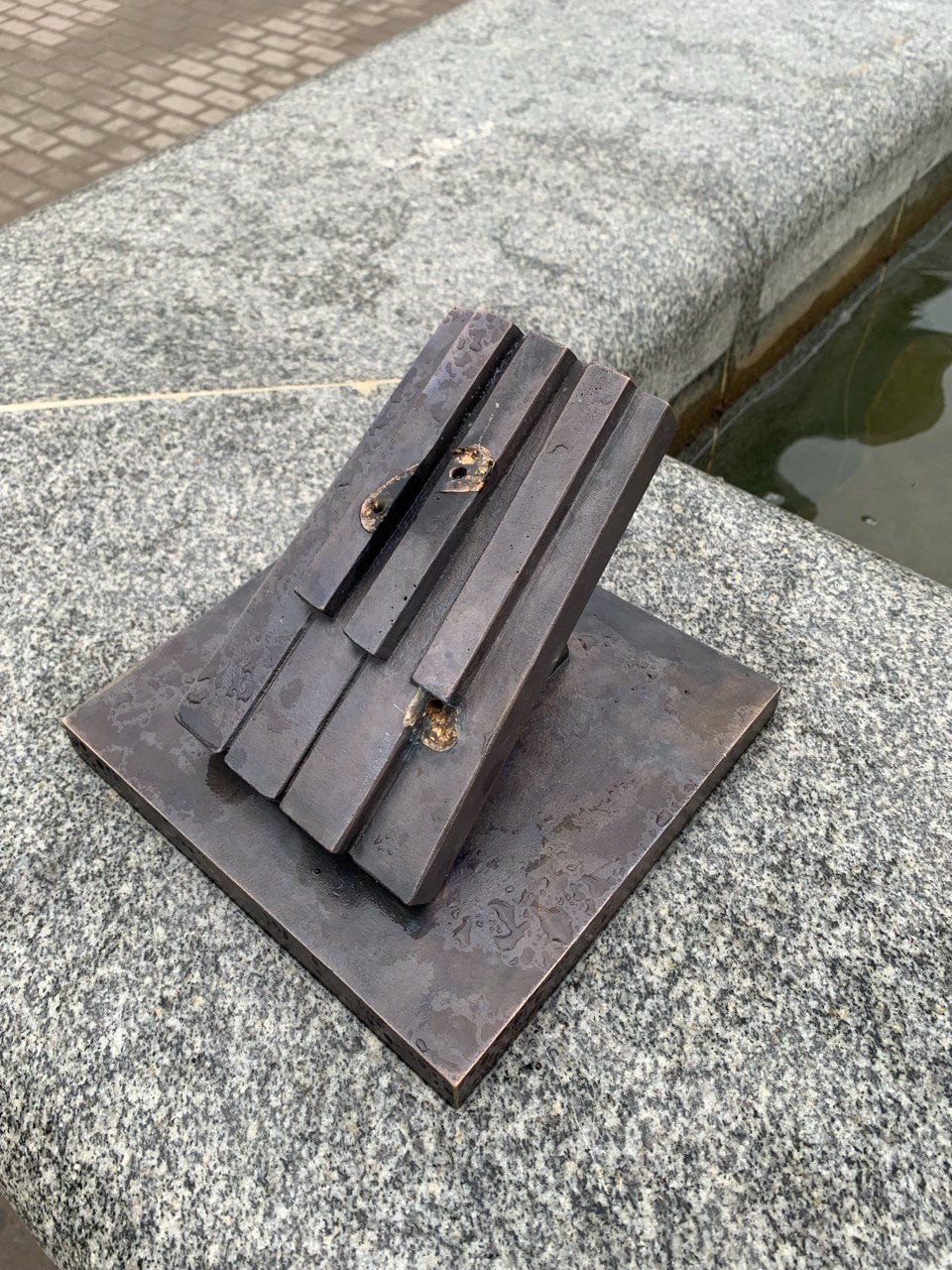 В городе Чайковский, что в Пермском крае, украли мини-скульптуру Феи Драже, установленную в честь композитора всего несколько дней назад. "Полиция уже устанавливает злоумышленников. Есть записи с камер видеонаблюдения", - рассказали в горадминистрации. Наряду с этой героиней балета "Щелкунчик" в центре города стоят мини-скульптуры героям разных произведений Чайковского – например, Мышиного короля и Ундины. Установили их в честь 185-летия со дня рождения композитора, который родом из поселка неподалеку.