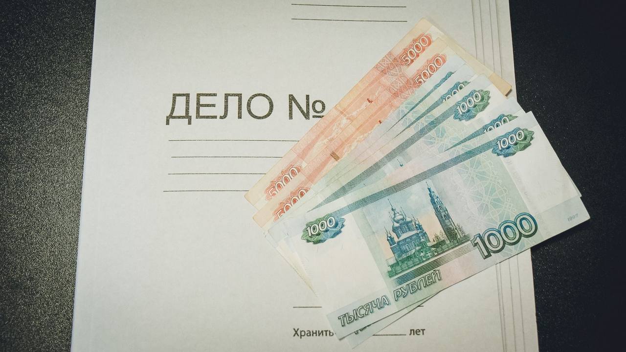 Подрядчика оштрафовали за взятку и плохую дорогу в Приморье Суд во Владивостоке оштрафовал дорожную компанию на 10 миллионов рублей за взятку 2,5 миллиона «сотруднику» госучреждения — как выяснилось, он сотрудничал с силовиками. Деньги предназначались за приемку некачественно отремонтированной дороги. Прокуратура считает, что штраф занижен и намерена его обжаловать, арестовано имущество организации на 86 миллионов. Уголовное дело еще рассматривается в суде.