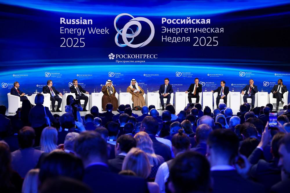 Первые заявления об угле на Российской энергетической неделе Вице премьер Александр Новак заявил что углеводороды сохраняют свое доминирующее положение в общем энергетическом балансе В 2024 году рост потребления газа в мире составил 2 8 угля 1 8 Замглавы Минэнерго Дмитрий Исламов заявил что министерство видит перспективы в развитии российского угольного сектора В будущем спрос на уголь будет расти На текущий момент угольная генерация является наиболее надежной и стабильной Исламов также отметил что Кабмин поручил Минэнерго России актуализировать программу развития угольной отрасли до 2050 года Сейчас программа действует до 2035 года министерству поручено ее актуализировать до конца 2050 года В документе будут подробно описаны цели и задачи развития сектора на ближайшие годы