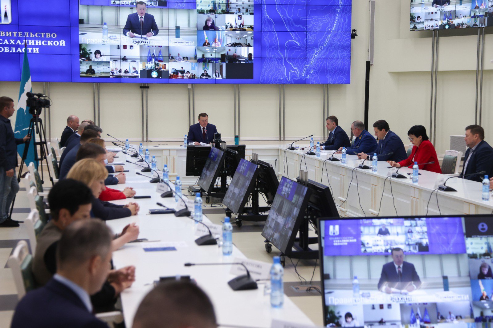 На совете по инвестиционной деятельности губернатор Валерий Лимаренко обсудил подготовку к крупным деловым мероприятиям. В начале заседания губернатор поздравил островное бизнес-сообщество с Днем российского предпринимательства, отметив вклад бизнеса в развитие региона. Сахалинская область занимает четвертое место в России по инвестиционной привлекательности. Впереди Москва, Московская область, и мы выглядим очень уверенно в этом рейтинге. Надеюсь, что по итогам 2025 года мы удержим позиции. Потому что бизнес и власть на Сахалине работают вместе. Мы внимательно прислушиваемся к тем проблемам, которые озвучивает предпринимательское сообщество, и прилагаем все усилия для их решения, — подчеркнул глава региона. На территории дронопорта «Пушистый» строится крупная конгрессно-выставочная площадка, где в дальнейшем пройдут: 1–2 августа — форум «Острова устойчивого развития: климатический аспект» 6–8 сентября — международный форум беспилотных технологий «Крылья Сахалина» 25–26 сентября — международный энергетический форум «Нефть и газ Сахалина» Все форумы станут выездными площадками Восточного экономического форума. #МинэнергоСахалинКурилы