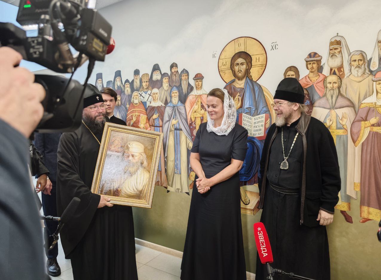 При Псково Печерском монастыре открылся реабилитационный центр для участников специальной военной операции Такие центры помогают не просто получить единовременную поддержку а ответы на все вопросы длительное общение Здесь можно не просто отдохнуть а получить новые навыки образование сказала на торжественной церемонии заместитель министра обороны РФ председатель фонда Защитники Отечества Анна Цивилёва В рамках открытия центра состоялся чин его освящения и подписание документов о передаче центра от митрополита Симферопольского и Крымского Тихона митрополиту Псковскому и Порховскому Матфею Владыка Тихон выразил уверенность что братия монастыря приложит все усилия чтобы вернуть бойцам непоколебимость в жизни смысл и силы Фото ПАИ