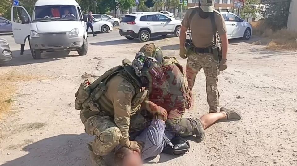 Бизнесмен из Севастополя призывал разрушить Крымский мост СИМФЕРОПОЛЬ, 24 июл – РИА Новости Крым. В Севастополе задержан 48-летний местный житель по подозрению в публичных призывах к террористической деятельности и ее оправдании. Об этом сообщили в Управлении ФСБ России по Крыму и Севастополю. "48-летний мужчина создал несколько учетных записей под различными псевдонимами в иностранном интернет-мессенджере. С их помощью он размещал комментарии, призывающие к убийству президента РФ, нанесению ракетного удара по Крымскому мосту с целью его полного или частичного разрушения, а также публично оправдывал атаки беспилотными летательными аппаратами инфраструктурных объектов Москвы", - сообщили в УФСБ. Как добавили в полиции Севастополя, в ходе мониторинга интернет-пространства правоохран... Подробнее>>>