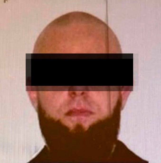 В Грозном российские силовики провели спецоперацию и задержали Амирхана Юсупова, обвиняемого в рейдерском захвате екатеринбургского БЦ «Манхэттен» в 2022 году Про саму историю мы писали ещё в 2022 году, подробнее можно почитать здесь. Примерный семьянин Амирхан Юсупов находился в федеральном розыске, но с кайфом проводил время в Чечне. Ранее он участвовал в серии рейдерских захватов и покушений на убийство. В Екатеринбурге он совершил налет на бизнес-центр «Манхэттен» в 2022 году и с помощью вооруженной местной ОПГ «Визовские» пытался захватить БЦ у другого криминального авторитета Марселя Гасанова. Юсупов находится в следственном изоляторе, его обвиняют в попытке убийства двух и более лиц, совершенном в составе организованной преступной группы, за это ему грозит вплоть до пожизненного. Подписаться