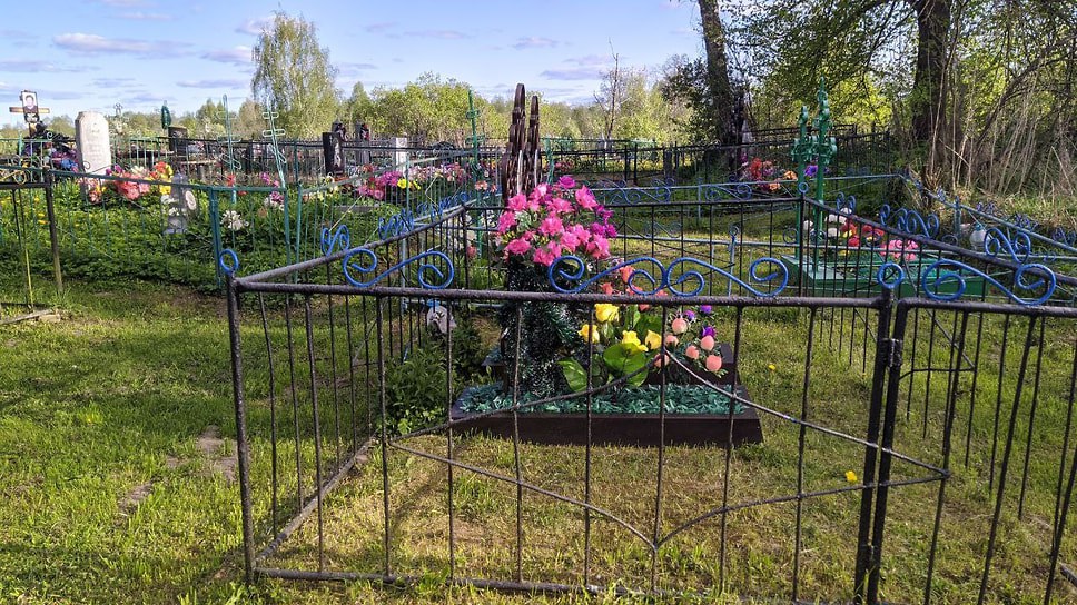 Суд в Ярославле взыскал с индивидуального предпринимателя 4 млн руб. по иску местной жительницы из-за некачественного благоустройства захоронения на Селифонтовском кладбище. Женщина пыталась урегулировать спор по памятнику, но договориться не удалось. Суд установил нарушения и обязал бизнесмена выплатить ущерб, неустойку и компенсацию морального вреда. Предприниматель не оплатил долг добровольно, поэтому приставы арестовали его счета. Дополнительно с него взыскали 300 тыс. руб. исполнительского сбора. Фото: Антон Голицын / Коммерсантъ Еще больше новостей — в Telegram-канале «Ъ-Ярославль»