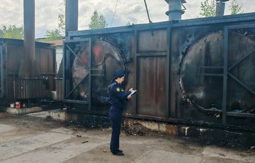 В Челябинской области заморозили работу углевыжигательных печей Сотрудники Каслинского городского отделения судебных приставов остановили эксплуатацию трёх углевыжигательных печей на промышленной площадке по производству древесного угля Прокуратура в ходе проверки деятельности ООО на земельном участке где расположены три углевыжигательные печи источники выбросов загрязняющих веществ выявила грубые нарушения природоохранного и санитарно эпидемиологического законодательства Выяснилось что печи состояли на учёте как объекты оказывающие негативное воздействие на окружающую среду а производственная площадка имеет соответствующий статус ПОДРОБНЕЕ URALPRESS RU