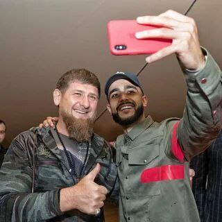 Не быть Кадырову тамадой Азербайджанский блогер-миллионник Гусейн Гасанов объявлен в розыск по уголовному делу за отмывание денежных средств. Он заочно арестован, ему грозит — до 7 лет лишения свободы. Сам блогер с 2024 года живёт не в России — по некоторым данным, он уехал в Азербайджан. В июне 2024-го московская ФНС подала иск в суд против Гасанова — за долги на почти 145к рублей. После были заблокированы счета его компаний, занимающихся ресторанами и доставкой еды. В России он близко общался с Кадыровым, Кадыров катал его на гидроцикле, он был частым гостем в Чечне. Кадыров не так давно даже заявил, что будет тамадой на свадьбе Гусейна Гасанова. Видимо уже не судьба Подпишись