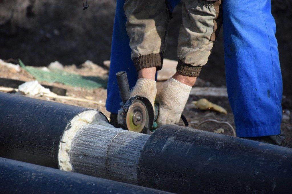 Тамбовская область активно участвует в нацпроекте Инфраструктура для жизни По нему в 2026 году будет построено восемь объектов в муниципалитетах региона Как рассказали в министерстве топливно энергетического комплекса и жилищно коммунального хозяйства области на эти цели предусмотрено финансирование в размере более 413 4 млн рублей Средства будут направлены как на завершение четырех переходящих проектов так и на четыре новых Для улучшения водоотведения в Мичуринске строится новый коллектор протяженностью 4 7 км В Жердевке проходит комплексная реконструкция станции второго подъема водозаборного узла с внедрением современной системы подготовки воды производительностью 60 кубометров в час В поселке Сатинка Сампурского округа строят разветвленную водопроводную сеть общей протяженностью 11 6 км В Котовске ведется капремонт теплосетей В 2026 году начнутся работы по строительству и реконструкции водопроводов в селах Гавриловка 1 я и Красивое поселке Мордово и в городе Котовске Наши новости в МАХ