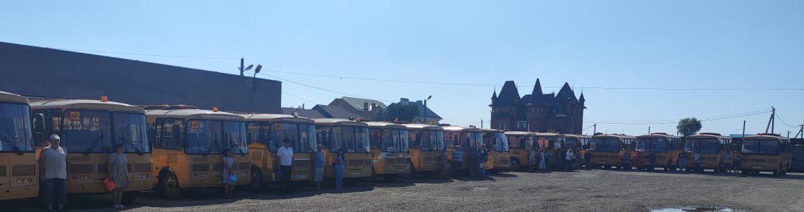 Безопасность на дорогах.. Перед началом учебного года сотрудники Госавтоинспекции проверили документацию и техническое состояние школьных автобусов. После всех проверочных действий полицейские провели с директорами школ и водителями автобусов инструктаж, в ходе которого обратили внимание на необходимость соблюдения Правил дорожного движения. Сотрудники полиции призвали водителей не оставаться равнодушными к детям, после того, как они покидают автобус, а именно напоминать ребятам Правила дорожного движения. Также Госавтоинспекторы ответили на вопросы водителей касательно изменений в ПДД РФ и ответственности за нарушения. Полиция Красноармейского района