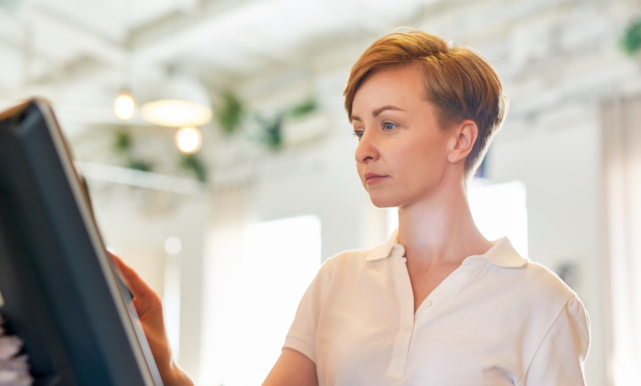 Магнит внедрил проверку возраста через MAX на кассах самообслуживания Краснодарский ретейлер Магнит масштабировал систему цифровой идентификации возраста через мессенджер MAX и внедрил это решение на все кассы самообслуживания с поддержкой данной функции Проект охватил более 50 тысяч касс В перспективе система позволит идентифицировать участников программы лояльности