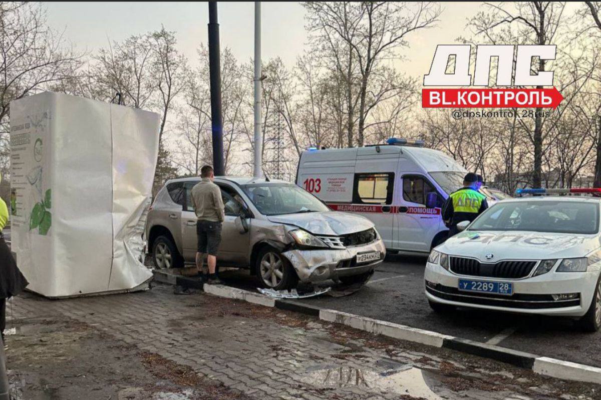 Столкновение автомобиля с водоматом привело к травмам пассажира В Благовещенске 9 мая произошла авария в районе дома на Чайковского, 193. Автомобиль врезался в автомат с водой, из-за чего травмы получила женщина-пассажир 1983 года рождения. Как уточнили в ГИБДД Благовещенска, водитель автомобиля Nissan Murano, который не справился с управлением, был в состоянии алкогольного опьянения.