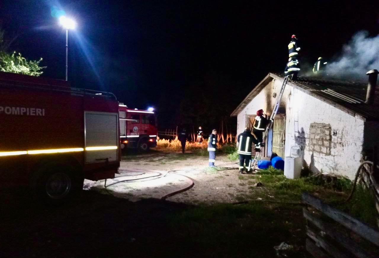 В селе Сынгурень Рышканского района ночью вспыхнул крупный пожар Произошел он в строении площадью 1 400 м² Четыре экипажа спасателей прибыли на место и сумели вывести из огня около 300 животных Кроме того удалось вынести газовый баллон и предотвратить возможный взрыв Огонь был полностью ликвидирован к 07 28 Жертв нет Причины возгорания сейчас устанавливаются