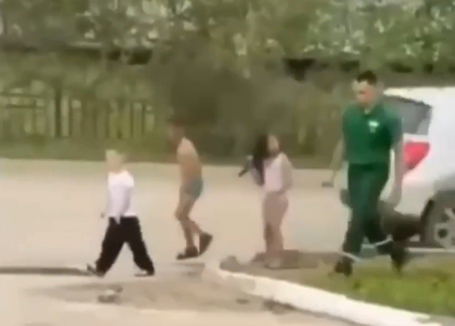 Четверо детей сбежали из частного детского сада, а воспитатели хватились их только через 20 минут Это произошло в Якутске. В итоге дети от 4 до 7 лет провели на улице около двух часов. Сначала сотрудники детсада искали их сами. Полиция проводит проверку. По ее результатам будет принято процессуальное решение, сообщает Российская газета. Кадр из соцсетей #тк