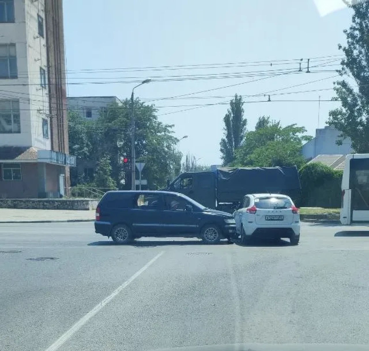 Еще одна авария произошла в Керчи В Керчи 11 июля произошла еще одна авария. На этот раз на перекрестке улиц Горького и Фурманова.Об этом сообщают очевидцы в группе «Ситуации на дороге»,- передает КерчьФМ. На месте происшествия работали сотрудники ГИБДД. О пострадавших не сообщается... подробнее