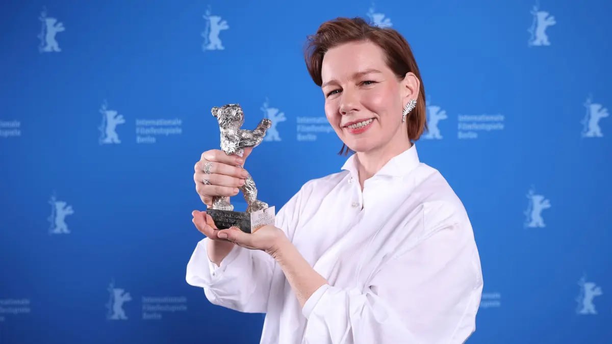 Берлинский кинофестиваль прошёл тихо и незаметно громких премьер на нём не замечено Итоги ниже Золотой медведь за лучший фильм Жёлтые буквы Илькера Чатака Гран при жюри Спасение реж Эмин Алпер Приз жюри Королева на море реж Лэнс Хаммер Серебряный медведь лучшему режиссёру Грант Ги Всем нравится Билл Эванс Серебряный медведь за лучший сценарий Женевьев Дюлюд Десель Нина Роза Серебряный медведь за лучшую главную роль Сандра Хюллер Роза Серебряный медведь за лучшую роль второго плана Анна Калдер Маршалл и Том Кортни Королева на море Серебряный медведь за выдающиеся достижения в области киноискусства Анна Фитч и Бенкер Уайт YO Любовь это мятежная птица