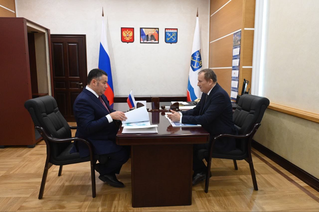 С Полномочным представителем Президента России в СЗФО Игорем Руденей обсудил проект бюджета Ленинградской области и вопросы развития наших морских торговых портов Бюджет на 2026 2028 годы подготовлен качественно и сбалансированно Доходы 282 млрд рублей расходы 309 млрд Основной приоритет социальные обязательства зарплаты поддержка семей и развитие инфраструктуры Дефицит находится в безопасных пределах и не создаёт долговой нагрузки что позволяет сохранять устойчивость и планировать развитие без рисков Вторая тема встречи морская логистика Порты Ленинградской области обеспечивают четверть внешнеторгового оборота страны Расширяем мощности в Приморске Высоцке и Усть Луге создаем дополнительные железнодорожные и автомобильные подходы Это новые рабочие места рост доходов бюджета и повышение конкурентоспособности страны на мировом рынке перевозок Благодарю Игоря Михайловича за конструктивный разговор и поддержку наших проектов