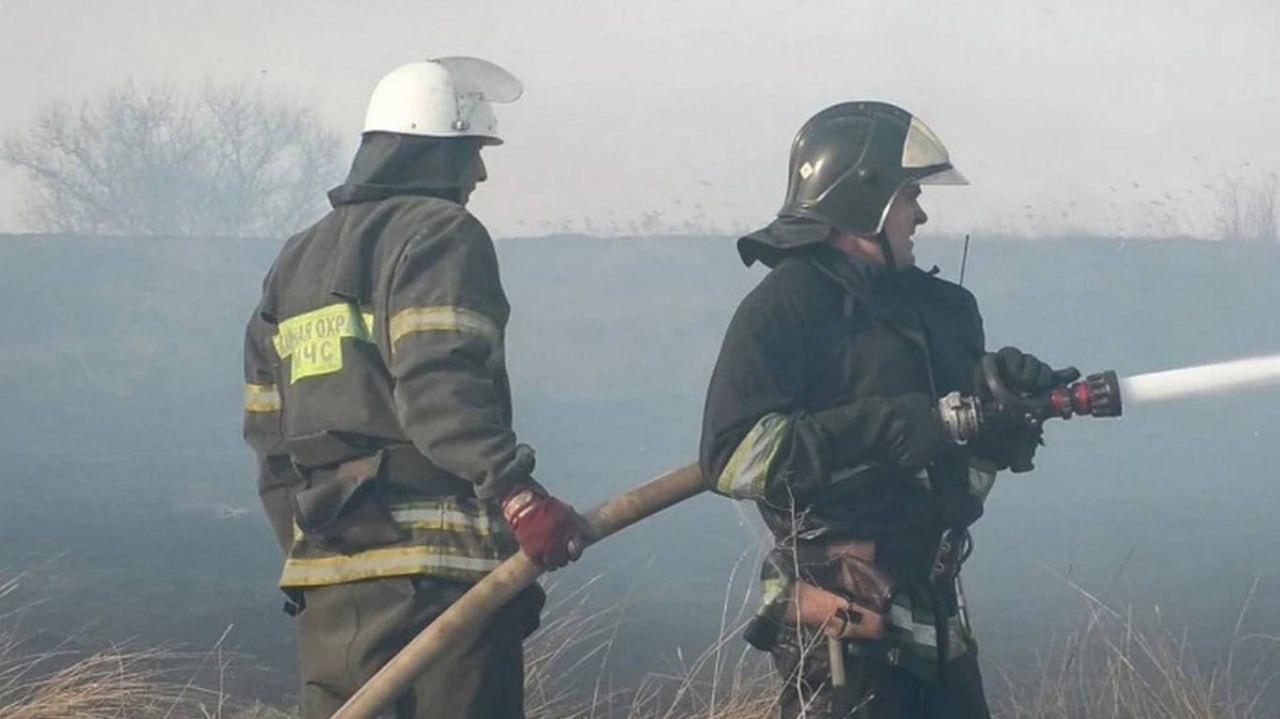 На пожарах в ЛНР погибли 4 человека, еще 6 — пострадали, уничтожено более 460 домов. Об этом сообщает ТАСС со ссылкой на оперативные службы.  Площадь природных пожаров составила 3,4 тыс. га.  Администрация Луганска призывает жителей города соблюдать правила безопасности и сообщать экстренным службам о возникновении пожаров.    Телефоны экстренных служб – 101, 102.    Телефоны диспетчерских служб Луганской муниципальной аварийно-спасательной службы – 1577 и +7 959 114 15 77