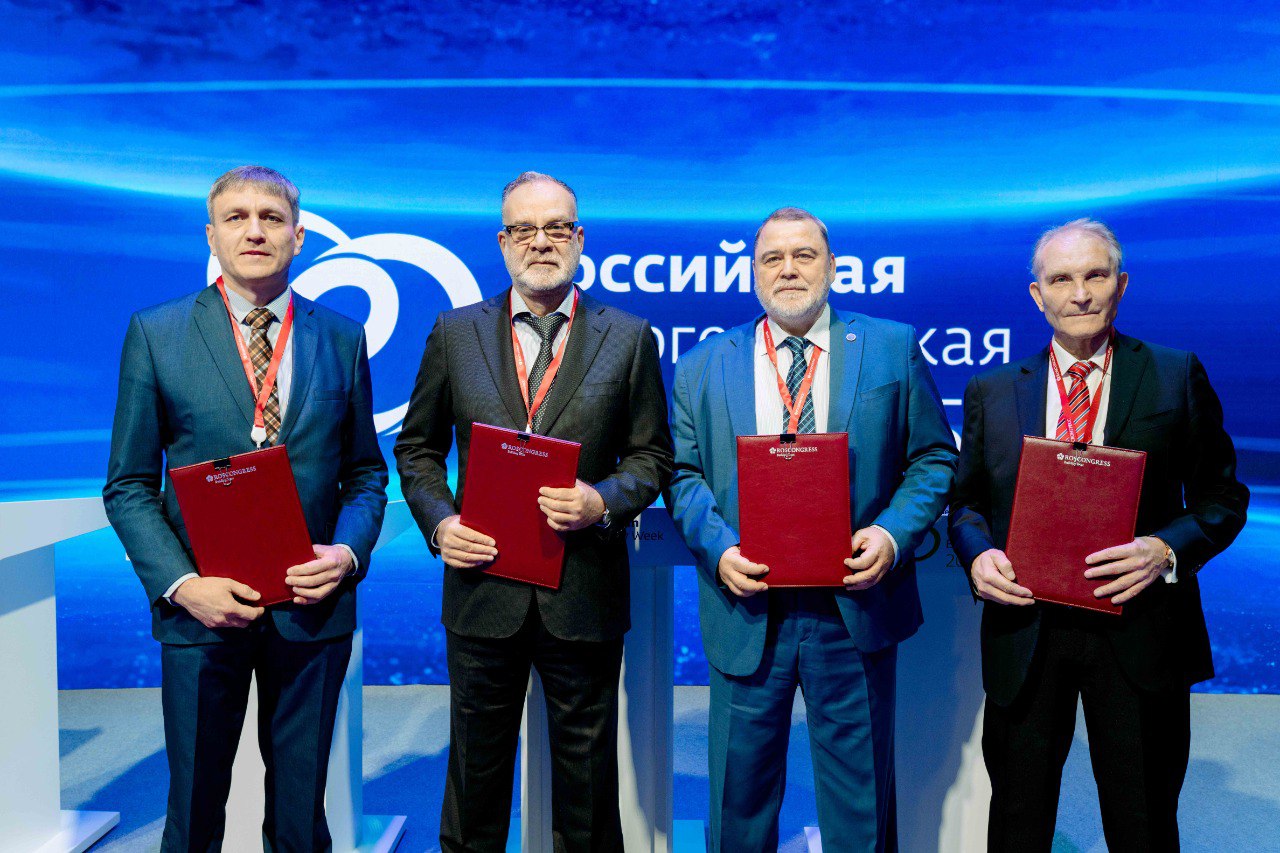 Группа компаний Совета рынка и Петербургская биржа подписали соглашение о развитии общего рынка ЕАЭС Президент Петербургской Биржи Игорь Артемьев председатель Правления АО АТС и председатель Правления НП Совет рынка Максим Быстров председатель Правления Центра финансовых расчетов Сергей Лукин и генеральный директор Центра энергосертификации Олег Баркин подписали соглашение о сотрудничестве Документ подписан на полях форума Российская энергетическая неделя 2025 Основной целью соглашения является развитие общего электроэнергетического рынка Евразийского экономического союза Ключевые направления сотрудничества разработка единой модели торговли и расчетов на Общем энергетическом рынке ЕАЭС создание архитектуры информационного обмена и стандартов документооборота внедрение клиринговых технологий для расчетов между участниками рынка организация торговли атрибутами генерации и сертификатами происхождения электроэнергии Технологическая интеграция В рамках соглашения стороны планируют обеспечить технологическую интеграцию своих систем для организации централизованной торговли по срочным контрактам и сделкам на сутки вперед на Общем энергетическом рынке ЕАЭС Особое внимание будет уделено вопросам информационной безопасности и созданию эффективной системы электронного документооборота На внутреннем рынке планируется организация биржевой торговли атрибутами генерации и сертификатами происхождения электроэнергии с использованием высокотехнологической торговой платформы биржи и клиринговых технологий во взаимодействии с реестрами атрибутов генерации и сертификатов происхождения Соглашением также предусмотрено предоставление бирже информации необходимой в том числе для организации биржевых торгов энергетическими фьючерсами Развитие финансовой инфраструктуры Важным элементом сотрудничества станет проработка механизмов предоставления финансовых гарантий участниками рынка а также возможностей использования клиринговых технологий Петербургской Биржи Для координации работы по соглашению стороны договорились создать совместную рабочую группу Президент Петербургской Биржи Игорь Артемьев Соглашение знаменует собой важный шаг в создании масштабной инфраструктуры торговли электроэнергией в рамках Евразийского экономического союза наши организации выбраны для решения этой задачи на межгосударственном уровне Интеграция биржевых клиринговых технологий позволит минимизировать риски участников и повысить ликвидность формирующегося общего рынка Председатель Правления АО АТС и председатель Правления НП Совет рынка Максим Быстров Кроме общей работы создания конкурентной среды на отечественных рынках электроэнергии и мощности у нас с Петербургской Биржей появись две важные и амбициозные задачи Во первых это организация общего рынка ЕАЭС который создаст дополнительные связи между государствами и народами Вторая задача организация торговли зелеными сертификатами чистой энергии Уверен что с обеими задачами мы справимся на самом высоком уровне Для участников рынка электроэнергии и для профессиональных участников финансового рынка могут представлять интерес поставочные контракты на электроэнергию и мощность стандартизованные СДД СДЭМ и расчетные контракты на индексы ОРЭМ фьючерсы и форварды Но чтобы биржевая торговля в сфере электроэнергетики стала актуальной нам необходимо очень серьезно поработать над формированием на энергорынках подлинно конкурентной среды Добиваться снижения уровня монополизации освобождать рынок электроэнергии от функций источника ресурса за счёт которого фактически кредитуется вся экономика РЭН2025