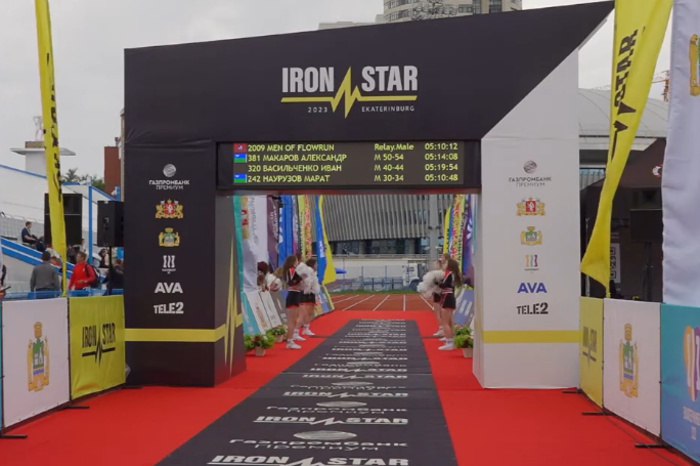 «Сопротивление бесполезно». Триатлон IronStar проходит в центре Екатеринбурга  Движение по всем главным улицам перекрыто сегодня, 29 июня в Екатеринбурге в связи с проведением соревнований по триатлону IronStar.  Плавательный этап пройдет в акватории Городского пруда. Участники стартуют от стадиона «Динамо».  Потом они пересядут на велосипеды и проедут от центра Екатеринбурга по направлению к Новомосковскому тракту, сообщает Е1.RU.  За тем, чтобы на дистанцию не попали посторонние, следят экипажи ДПС и волонтеры.  Атмосфера на самом мероприятии, судя по Telegram-каналу IRONSTAR, ничем не омрачена. Там уже подводят первые итоги соревнований, старт которым был дан из настоящей пушки.  [vkclip id=-1167987_456240335]  В соревнованиях участвуют параатлеты.