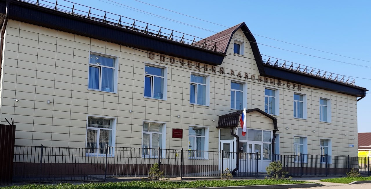 Опочецким районным судом Псковской области вынесен приговор по уголовному делу в отношении 41-летнего жителя г. Великие Луки, обвиняемого в совершении преступления, предусмотренного ч. 5 ст. 264 УК РФ нарушение лицом, управляющим автомобилем, правил дорожного движения, повлекшее по неосторожности смерть двух или более лиц . Судом установлено, что 14 октября 2024 года подсудимый, управляя автомобилем марки «KIA K5» в светлое время суток, двигался со стороны г. Санкт-Петербург в направлении границы с Республикой Беларусь по 452 км автомобильной дороги общего пользования федерального значения «Санкт-Петербург – Псков – Пустошка – Невель – граница с Республикой Беларусь», проходящей по территории д. Алоль Пустошкинского района Псковской области, выехал на полосу, предназначенную для встречного движения, где совершил столкновение с двигавшимся во встречном ему направлении автомобилем марки «Chevrolet Cobalt». В результате дорожно-транспортного происшествия погибли водитель и 2 пассажира, находящихся в автомобиле марки «Chevrolet Cobalt». В судебном заседании подсудимый вину признал полностью, добровольно возместил имущественный ущерб и моральный вред, причинённые в результате преступления. С учетом всех обстоятельств уголовного дела, личности подсудимого, наличия ряда смягчающих обстоятельств, отсутствия отягчающих, суд назначил подсудимому наказание в виде принудительных работ на срок 2 года с удержанием 5% из заработной платы в доход государства с лишением права заниматься деятельностью по управлению транспортными средствами на срок 3 года.