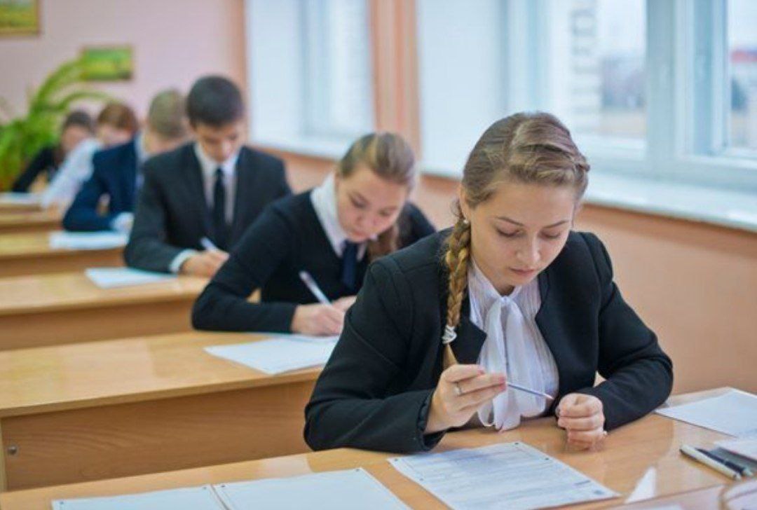 С 1 сентября школьники и студенты будут учиться работать с искусственным интеллектом  Учащихся школ на уроках информатики начнут знакомить с принципами работы нейросетей, учить писать простые алгоритмы и отличать дипфейки.   А в вузах появится курс «Основы использования технологии искусственного интеллекта». Студенты научатся применять ИИ в своей профессии.
