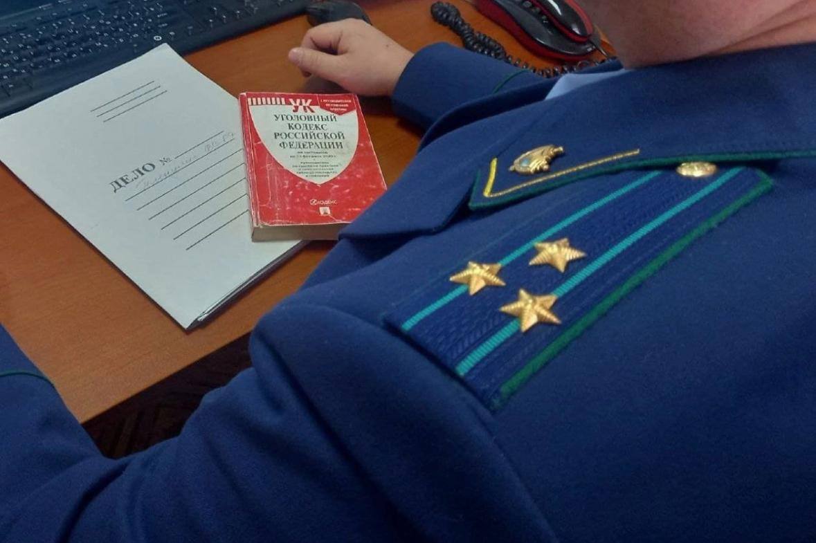 В г Сургуте направлено в суд уголовное дело о сокрытии от налогообложения свыше 4 млн рублей Прокуратура г Сургута утвердила обвинительное заключение по уголовному делу в отношении директора ООО Гарант Снаб Сервис Он обвиняется по ч 1 ст 199 2 УК РФ сокрытие денежных средств организации за счет которых должно производиться взыскание налогов в крупном размере  По версии следствия в период с сентября 2023 года по апрель 2024 года обвиняемый достоверно зная о наличии у организации задолженности по уплате налогов сокрыл денежные средства в размере свыше 4 млн рублей за счет которых должно было производиться взыскание  В ходе расследования уголовного дела задолженность по уплате налогов обвиняемым погашена в полном объеме Уголовное дело направлено в суд