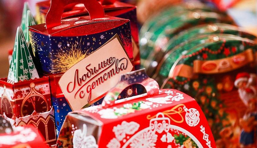 ДНР готовится к Новому году И хотя еще даже не декабрь но активно украшаются улицы городов и сел в магазинах полным ходом идет торговля деликатесами к новогоднему столу Но самое главное руководство ДНР озаботилось приобретением детских подарков По сведениям пресс службы правительства республика закупит почти 200 000 новогодних подарков Подарочные наборы предназначены для детей от 2 до 17 лет включительно в том числе речь идёт о воспитанниках детских садов и школьниках Южная служба новостей