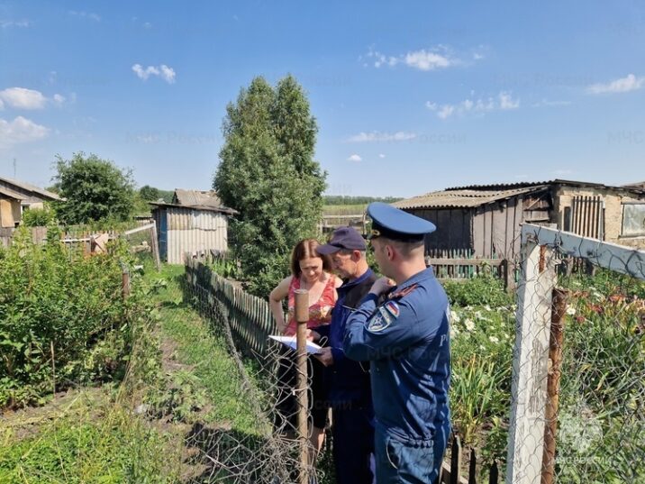 В Орловской области члены ДПК «Гремячево» помогли сотрудникам МЧС обучать жителей мерам безопасности  Глазуновские пожарные-добровольцы помогают в профилактике пожаров. Об этом рассказывают в пресс-службе ГУ МЧС по Орловской области.  Члены добровольной пожарной команды «Гремячево» активно участвуют в акции «Безопасное жильё» в Глазуновском районе. Они разъясняют местным жителям правила безопасности в быту. Это нужно, чтобы предотвратить чрезвычайные происшествия. Население должно знать, как вести себя при пожаре и что делать, чтобы его не допустить.  В ходе рейдов сотрудники МЧС и добровольцы напомнили местным жителям о мерах безопасности при эксплуатации газовых и электрических приборов. Также они объясняли, как действовать и куда звонить при пожаре. Кроме того, местные жители узнали об основных причинах возгораний в домах и получили памятки с правилами безопасности.