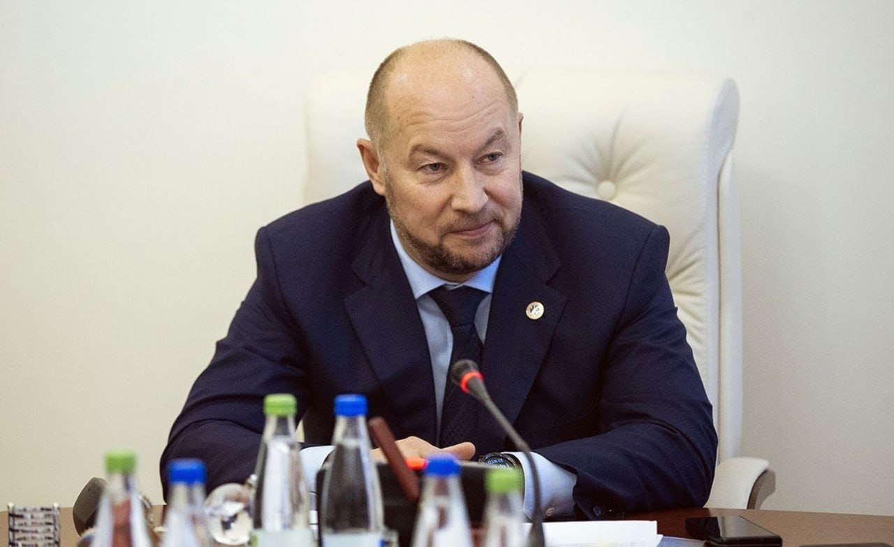 Руководитель Администрации Раиса Татарстана Асгат Сафаров переизбран председателем ФСО «Динамо» в республике. Общество «Динамо» РТ на сегодня объединяет в своих рядах 32 коллектива физкультуры, представляющие почти все силовые ведомства и иные спортивные организации, в которых состоит более 25 тысяч человек. Особую гордость татарстанцев составляют динамовские команды в игровых видах спорта – мужская и женская команды по хоккею на траве, по волейболу, по хоккею с мячом. Многие игроки являются членами национальных сборных команд России в своих видах спорта. «Безусловно, мы постараемся, по крайней мере, сохранить те результаты, которые сегодня мы имеем. Имея поддержку со стороны республиканских властей, всех силовых органов республики, нам отступать или сдавать позиции просто не к лицу. Так что вперед к новым победам», – отметил Асгат Сафаров.