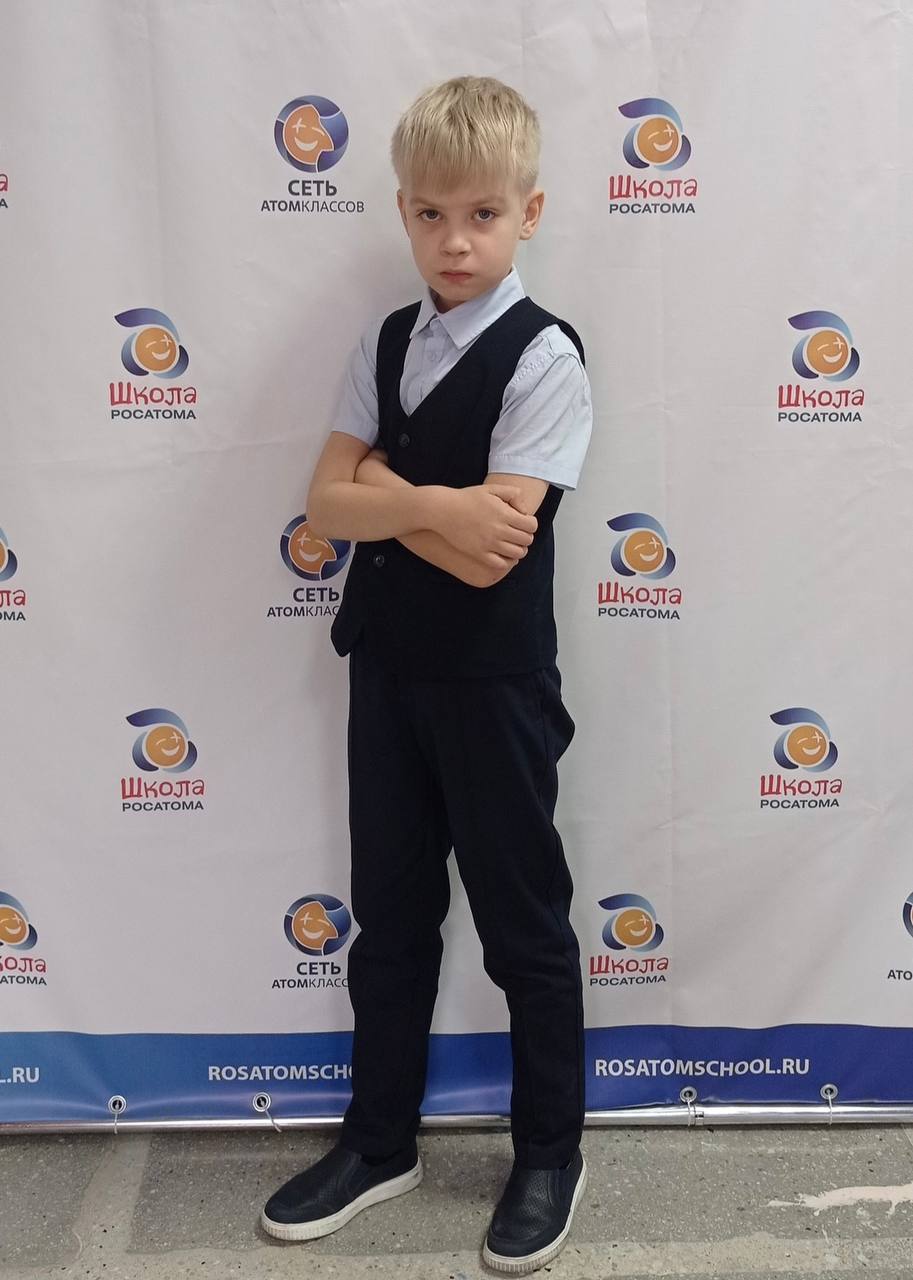 Степан Жуков из Краснокаменска стал победителем всероссийской викторины Атомный урок 2025 Степан Жуков ученик 2 А класса средней школы 7 одержал победу во всероссийской интеллектуальной викторине Атомный урок 2025 Это достижение стало возможным благодаря его знаниям полученным на профориентационных занятиях об атомной отрасли которые провели его учителя Викторина собравшая более 125 тысяч школьников и студентов со всей России проходила с 21 по 30 октября 2025 года Степан Жуков вошел в число девяти победителей из разных регионов страны которые получат возможность войти в состав Детского жюри большого очного финала конкурса Финал состоится 7 декабря 2025 года в Музее Атом на ВДНХ Поздравляем Степана и его классного руководителя Евгению Валерьевну Мокину с этим замечательным успехом Подписывайтесь MAX VK OK Дзен