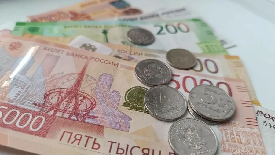 Банк России и Федеральная налоговая служба ФНС с 2027 года планируют расширить обмен данными об операциях по счетам физлиц не являющихся ИП для выявления признаков осуществления предпринимательской деятельности Ведомства определят индикаторы таких рисков сообщил журналистам статс секретарь замминистра финансов РФ Алексей Сазанов Это заработает с 2027 года это информационный обмен в автоматическом режиме между Центробанком и ФНС России в части операций по счетам где сработают индикаторы риска ответил Сазанов на вопрос о сроках запуска расширенного обмена ЦБ и ФНС сведениями об операциях по счетам физлиц Таким образом ведомство хочет устранить пробел в налоговом контроле значительный объем доходов физлица получают в качестве безналичных переводов которые остаются вне поля зрения налогового регулятора Подробнее здесь