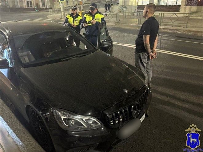 Полицейским пришлось гоняться за лихачом на Mercedes по центру Самары Самарские полицейские остановили жителя Оренбургской области за опасное вождение и неподчинение полиции Об этом сообщает региональное ГУ МВД   volga news article 767560 html Фото ГУ МВД по Самарской области Читайте нас в МАХ