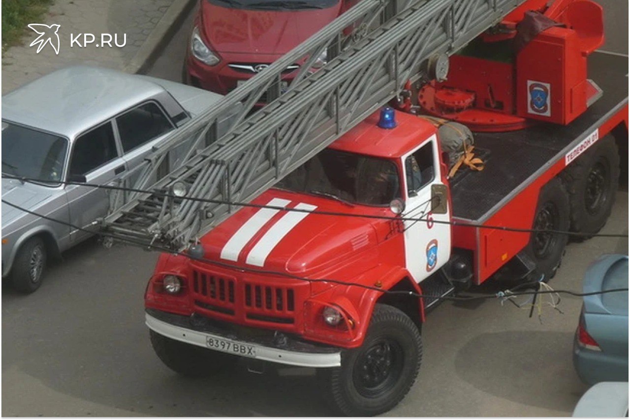 В Воронеже с пожара в общежитии эвакуировали 21 человека В девятиэтажке на Левом берегу Воронежа загорелся счетчик Вечером 12 января огнеборцев вызвали тушить девятиэтажку на Левом берегу Воронежа Сообщение о возгорании поступило на пульт дежурного МЧС в 17 44 понедельника Пожар случился на ул Туполева 38 Из общежития пожарные эвакуировали одного жильца в маске спасаемого и 20 человек самовыводом Никто не пострадал Три пожарных расчета потушили возгорание в течение 20 минут к 18 04 В тамбуре сгорел счетчик сообщили в главном управлении МЧС России по Воронежской области