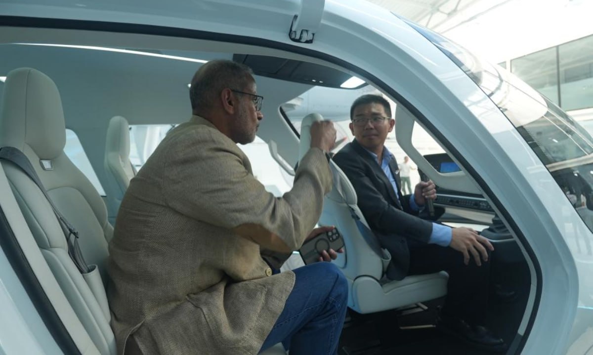 Китайская компания заключила крупнейший контракт на поставку eVTOL  Китайский разработчик самолетов вертикального взлета и посадки  eVTOL  Tcab Tech объявил о получении заказа от компании Autocraft из ОАЭ на 350 моделей E20. Стоимость контракта составляет $1 млрд. Это крупнейший на сегодня единовременный заказ на этот транспорт у китайского поставщика.  E20 — флагманская модель компании с размахом крыльев 12 м и расчетной дальностью полета 200 км. Максимальная скорость — 320 км/ч. Самолет рассчитан на междугородные и городские перевозки для целей туризма, такси, патрулирования. Он вмещает одного пилота и четырех пассажиров.   Первая партия будет поставлена после получения сертификата летной годности от Управления гражданской авиации Китая  CAAC . Компании будут совместно расширять присутствие на рынке eVTOL на Ближнем Востоке и в Северной Африке.  По прогнозам CAAC, в 2025 году объем внутреннего рынка маловысотной авиации достигнет 1,5 трлн юаней  $210 млрд . Он вырастет до 3,5 трлн юаней к 2035 году.     Новости Китая   ЭКД