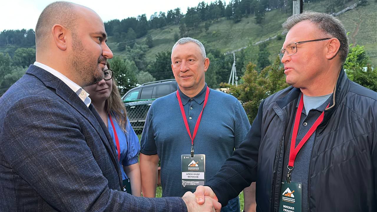 Губернатор Вячеслав Федорищев прибыл на Мастрюковскую поляну и поприветствовал Михаила Грушина, племянника Валерия Грушина. SOVAINFO Прислать новость Больше новостей - на sovainfo.ru