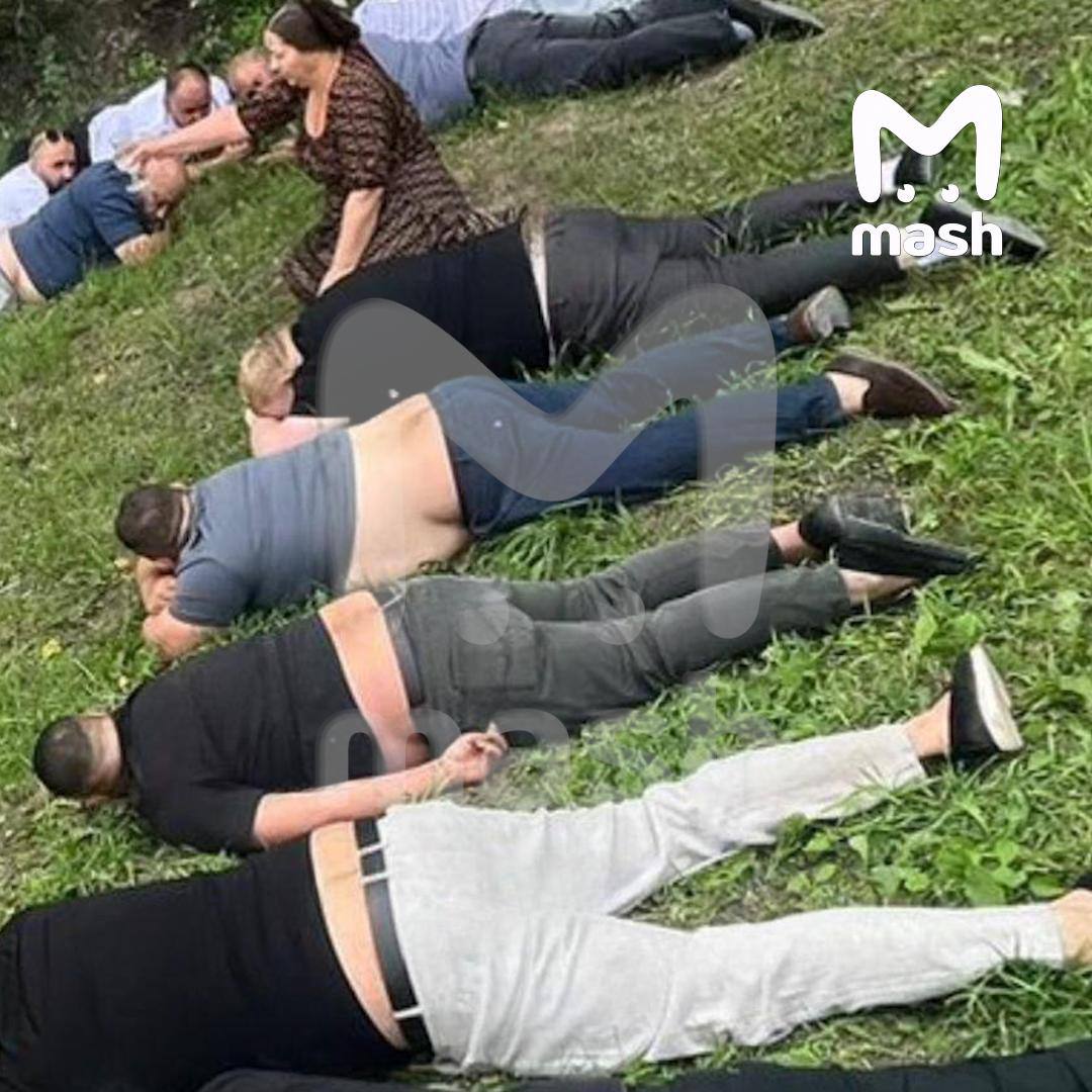 Под Ельцом в Липецкой области задержали всех цыганских баронов из регионов Центрального федерального округа. Как сообщает Mash, в село с символичным названием Ключ Жизни съехались 58 человек — они планировали устроить "сходку" у некоего Бахтияра и обсудить, по предварительной информации, вопросы наркорынка. Операцию провёл уголовный розыск Липецкой области. Сейчас по каждому из задержанных решается вопрос о возбуждении уголовного дела.