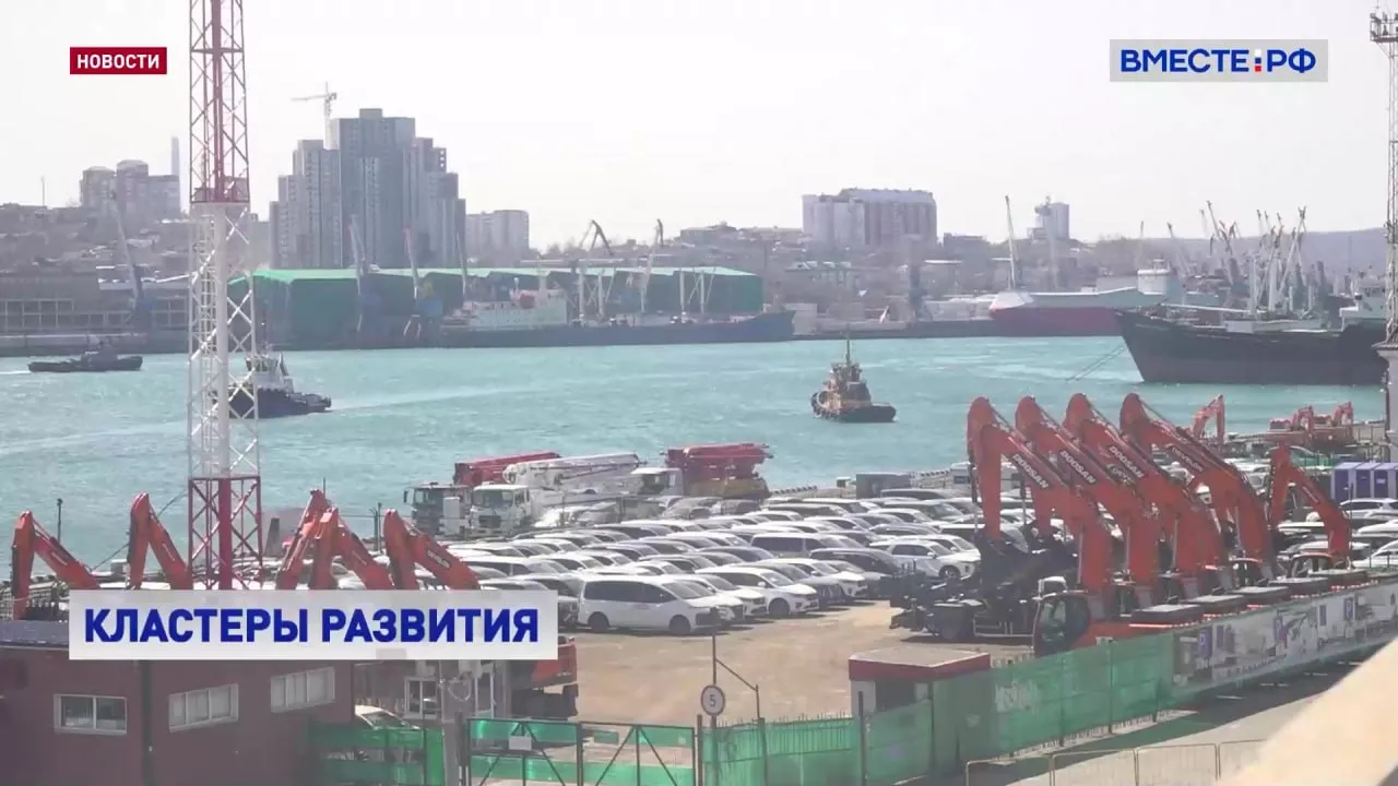 Индустриальные парки должны стать драйверами развития промышленности в регионах Дальнего Востока Об этом на круглом столе в Совете Федерации заявил сенатор Виктор Калашников Индустриальные парки это территории с готовой инфраструктурой для размещения промышленных предприятий что ускоряет запуск производства снижает затраты и привлекает инвестиции Как сообщил сенатор только за два года реестр Минпромторга пополнился вдвое промышленных кластеров в России стало около 120 По мнению парламентария для развития отрасли необходимо наращивать кооперацию которая предполагает взаимодействие крупных компаний с малым и средним бизнесом Комитет СФ по экономической политике считает что опору на крупномасштабные проекты необходимо дополнить политикой промышленной кооперации в самом Дальнем Востоке Кластерные или комплексные проекты получили развитие на Дальнем Востоке это прежде всего крупные кластеры на основе вертикальной интеграции Я могу выделить такие комплексные проекты как сектор топливно энергетического комплекса нефти и нефтепереработки газоснабжения и газопереработки лесопромышленного комплекса сказал Калашников У нас есть финансовые меры поддержки это субсидирование пилотной партии То есть участник кластера который включен в федеральный реестр Минпромторга России может получить компенсацию до 50 затрат которые он понес на создание непосредственно пилотной партии какой либо импортозамещающей продукции пояснил заместитель директора департамента региональной промышленной политики министерства промышленности и торговли РФ Андрей Зайцев До 2030 года по поручению Президента в России предстоит создать до 100 индустриальных парков и промышленных зон в том числе 10 на Дальнем Востоке Подписывайтесь на Вместе РФ в MAX
