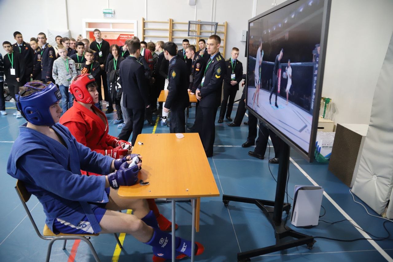 В Хабаровске прошла масштабная конференция «Время Самбо»  В «Краевом центре образования» в Хабаровске состоялась конференция Дальневосточного федерального округа «Время Самбо». Мероприятие объединило представителей спортивной индустрии, образования, органов власти и общественных организаций.  В рамках конференции были представлены различные социальные проекты, направленные на популяризацию и развитие самбо.   Самбо слепых: проект ориентирован на адаптацию слепых и слабовидящих людей в самбо.  Самбо ЛИН: программа направлена на развитие самбо у детей с интеллектуальными нарушениями здоровья, делая спорт доступным для всех  Самбо в ВУЗы: инициатива, направленная на внедрение самбо в учебные программы высших учебных заведений, способствуя физическому и нравственному развитию студентов.  Фиджитал самбо: Гибридный формат самбо, сочетающий физические и виртуальные элементы, повышающий привлекательность спорта для молодежи.  Самбо в школу: проект, направленный на включение самбо в школьную программу, приобщая детей к здоровому образу жизни и укрепляя нравственно-патриотические ценности.  На пленарном заседании было подписано трехстороннее соглашение между Министерством спорта Хабаровского края, Хабаровской краевой федерацией самбо и Министерством образования Хабаровского края. Это соглашение направлено на развитие самбо в образовательных учреждениях региона.   Самбо – голос России! #Zaсамбо