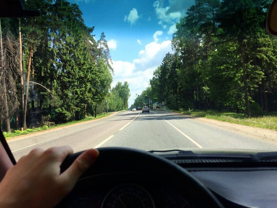 В России впервые устраивают экспертный автопробег для развития внутреннего туризма Цель провести диагностику автомобильных маршрутов страны чтобы разработать единые стандарты качества для них Автопробег Москва Самара стартует 15 сентября Маршрут протяжённостью более 1700 км пройдёт через Московскую Нижегородскую Ульяновскую Владимирскую области Чувашию и Татарстан финишируя в Самаре Вместе с экспертами в путь отправятся представители бизнеса и регуляторов всего 15 экипажей Сейчас автотуристы составляют примерно 43 всех путешественников в РФ Объединяя автопутешественников один из организаторов автопробега ЦСР разработал логотип символизирующий свободу передвижения по стране Этот будет динамичное авто с национальным туристическим брендом