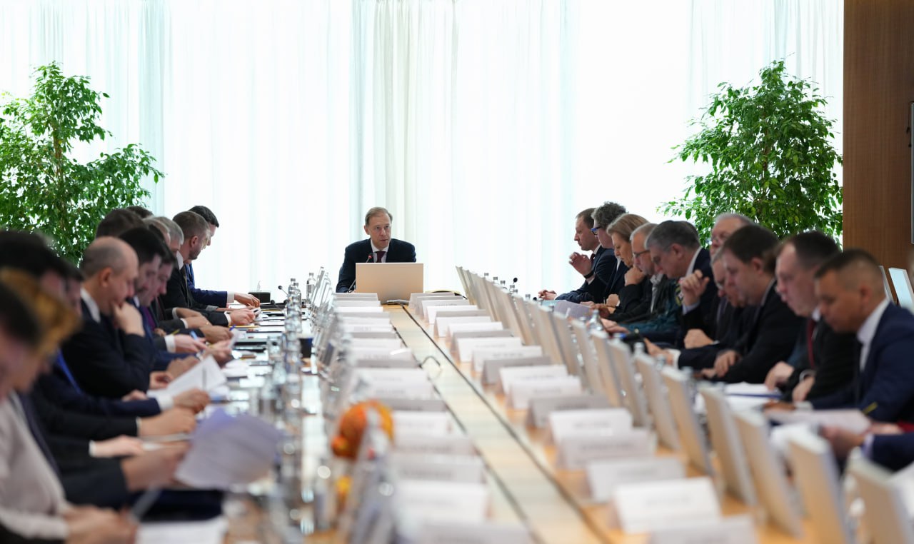 Денис Мантуров провел заключительное в 2025 году заседание госкомиссии по противодействию незаконному обороту промышленной продукции Первый вице премьер отметил что борьба с контрафактом и фальсификатом полностью укладывается в комплексную работу в рамках поставленной Президентом задачи по обелению национальной экономики Денис Мантуров поручил дополнительно проанализировать возможности для противодействия теневому сектору и предоставить соответствующие предложения в 2026 году Участники заседания также обсудили меры противодействия незаконному обороту детских товаров В этом сегменте российский рынок показывает устойчивую динамику роста и с 2019 года увеличился более чем на триллион рублей Основной объем приходится на продукцию легкой и косметической промышленности полиграфию товары для ухода за детьми игры и игрушки Особо подчеркну что на растущем рынке также увеличилась доля отечественной продукции которая составляет около 35 отметил Денис Мантуров Еще одним вопросом повестки было регулирование рынка готовой еды В последние 3 года данный сегмент показывает рост в среднем по 30 что требует повышенного внимания со стороны государства Денис Мантуров обозначил необходимость четкого определения термина готовая еда и разделения продукции которая продается в магазинах и через доставку и продукции реализуемой в кафе и ресторанах В целях выработки комплекса мер Роспотребнадзору было поручено подготовить предложения по внесению изменений в законодательство для регулирования отрасли готовой еды Подписаться на Правительство России в MAX