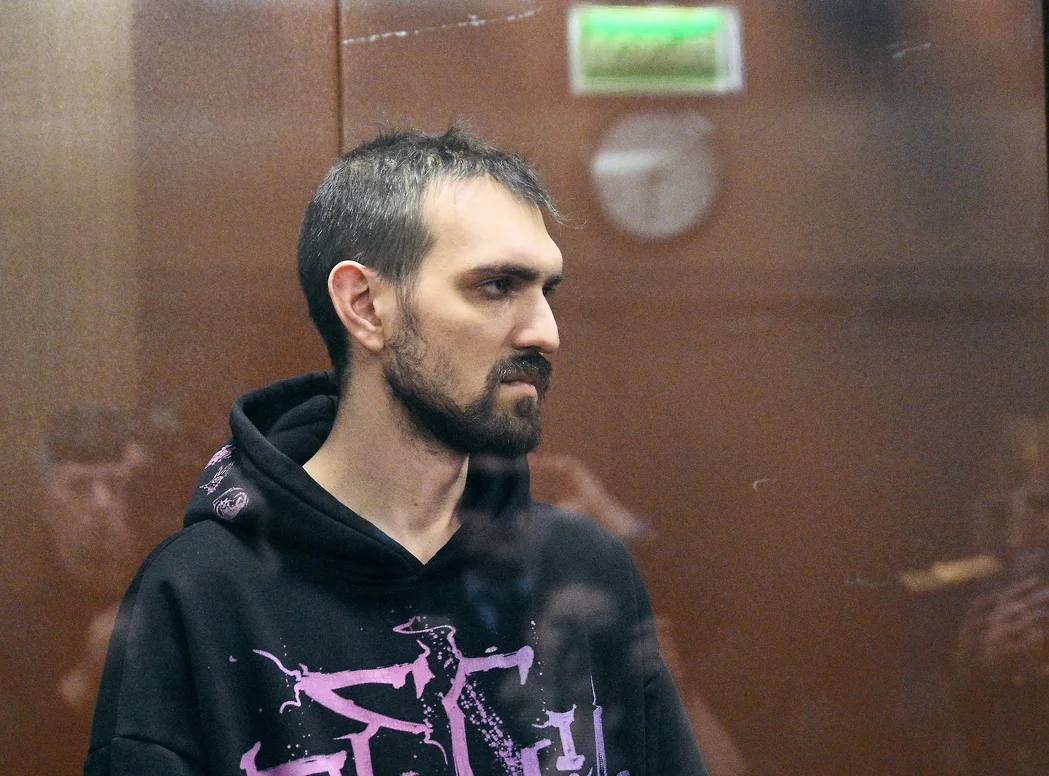 Суд Москвы продлил срок ареста комику Артемию Останину, обвиняемому в разжигании ненависти к участникам СВО. Он был арестован в марте при попытке сбежать из России — обжалование этого решения оказалось безуспешным. Ранее комик публично назвал ветерана СВО «культяпковозкой» и высмеял бойца за то, что тот подорвался на мине. — должен ответить за свои слова! Лучше и не скажешь. Подписаться