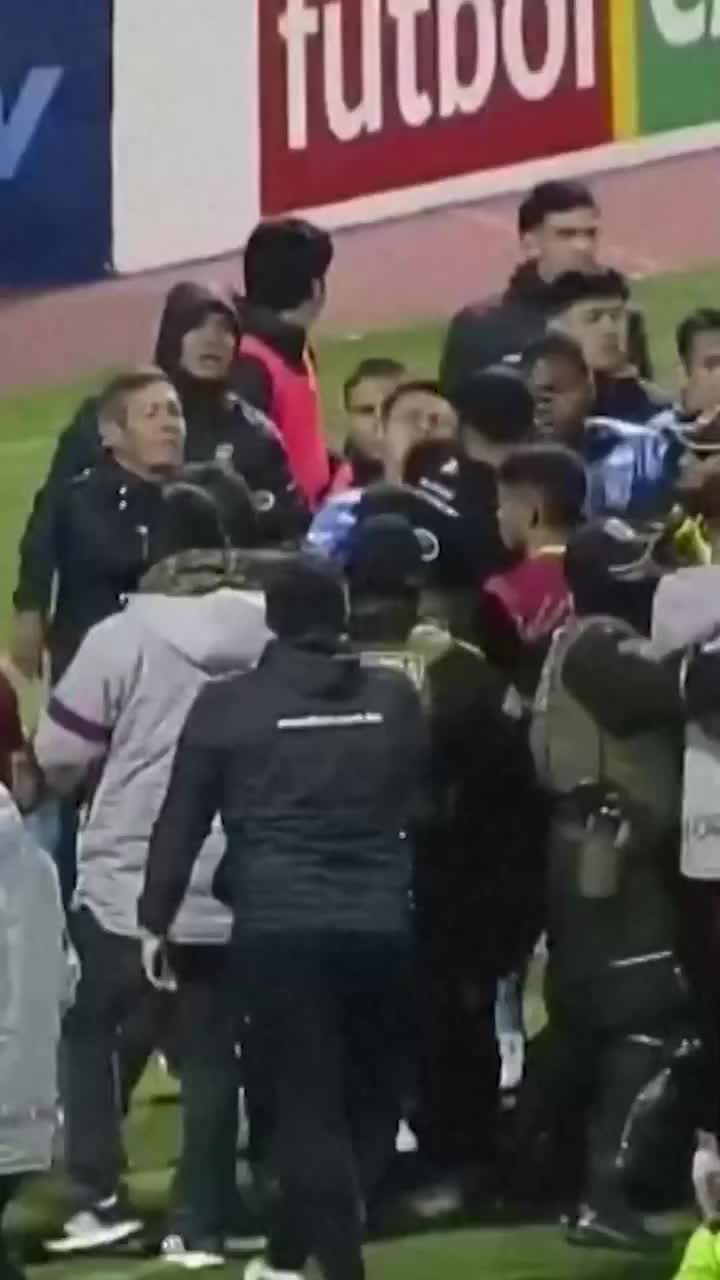 Массовая драка и 17 красных карточек в матче Кубка Боливии