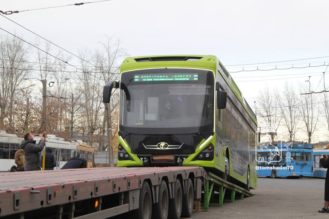 Электробус «Генерал» приехал в Томск  Электробус модели 62181 «Генерал» во вторник приехал в Томск. Как сообщили в Трамвайно-троллейбусном управлении, транспортное средство имеет запас автономного хода более 100 км, а также батарею, способную заряжаться от контактной сети. Специалистам предстоит испытать новую модель в сибирских условиях.   ℹ Напомним, соглашение о тестировании на томских дорогах нового электробуса с комбинированной зарядкой заключили мэр Томска Дмитрий Махиня и директор «ПК Транспортные системы» на форуме ИННОПРОМ, который прошёл в июле этого года в Екатеринбурге.  Электробус будет курсировать по городу в течение трёх недель, проезд на нём будет бесплатным. Приоритетными направлениями для него будут отдалённые районы города, которые испытывают трудности с транспортным сообщением и в данный момент не имеют контактной сети.  #транспорт_Томск