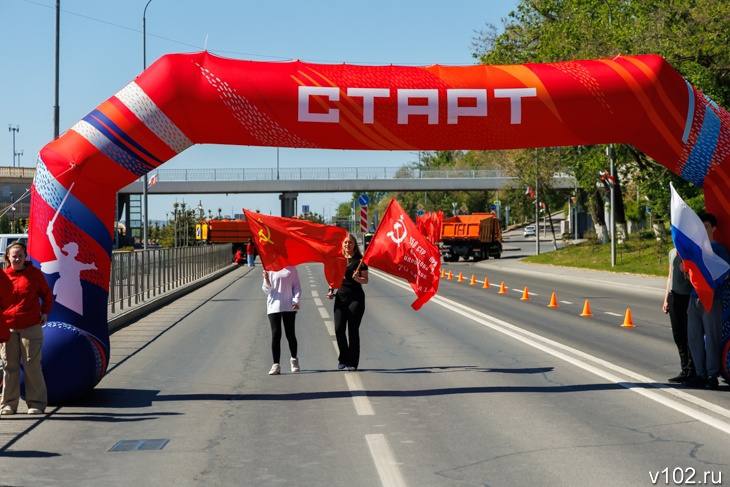 В Центральном районе Волгограда вечером 10 мая перекроют Нулевую продольную из-за легкоатлетического забега. Как сообщили V102.RU в мэрии, такое решение принято в связи с обращением организаторов «Волгоградского марафона». - На время подготовки и проведения физкультурного мероприятия с 21.00 10 мая по 16.00 11 мая пешеходный режим вводится на всем протяжении Нулевой продольной магистрали от ул. Калинина до ул. М. Крылова и прилегающих к ней участках улиц Калинина, Краснознаменской, Комсомольской, 7-й Гвардейской и Землянского, - сообщили в администрации города. Автобус №35 из-за указанных ограничений будет следовать до конечной остановки «Детский центр» вместо «Речпорта». Без заезда на набережную будет работать и вспомогательный маршрут №98.