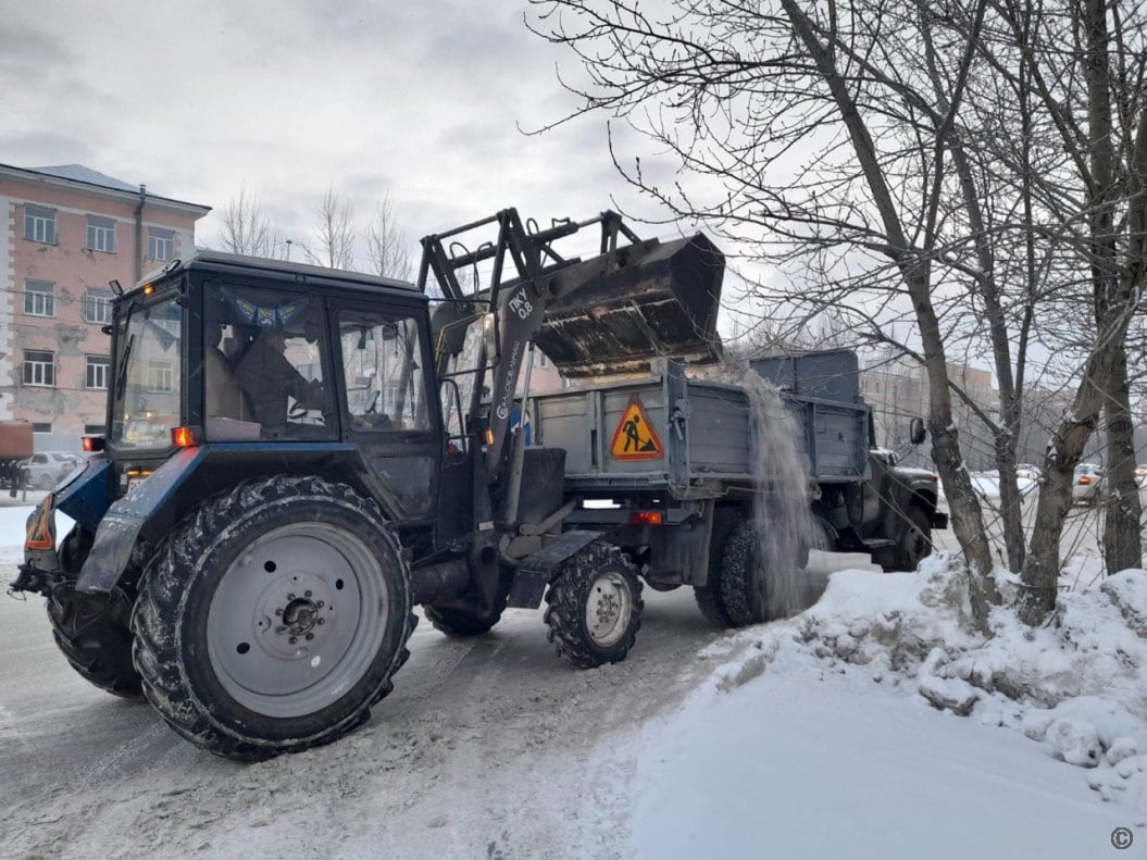 Дорожная служба проводит очистку улично-дорожной сети города  МБУ «Автодорстрой» в дневную смену, 23 декабря, продолжает очистку улично-дорожной сети города от снега.  Очистка тротуаров, подходов к пешеходным переходам проводится на проспектах Калинина, Красноармейском и Строителей, улицах Попова, Покровской, Христенко, 65 лет Победы, 42 Краснознаменной Бригады, Юрина, Антона Петрова, Островского, Мусоргского, Дзержинского, Куйбышева. Молодежной, и на других участках уличной сети.  Продолжается вывоз снега с улиц города. Сегодня в день вывоз снега проводится на улицах: 8 Марта, Малахова, Кутузова, Советской Армии, Загородной, на проспектах Строителей, на площади Победы и на других участках.  На дорогах и тротуарах города работает 124 дорожных рабочих и 79 единиц техники.