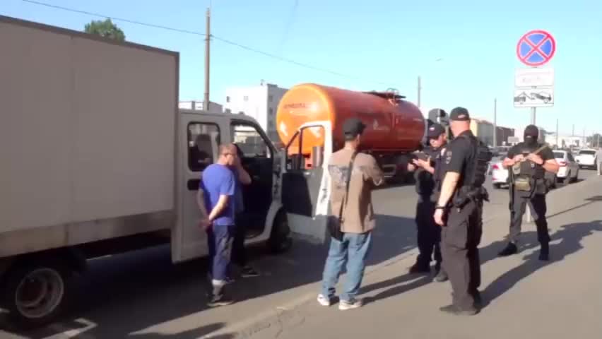 Полиция Петербурга задержала 26 нелегальных мигрантов в ходе рейда
