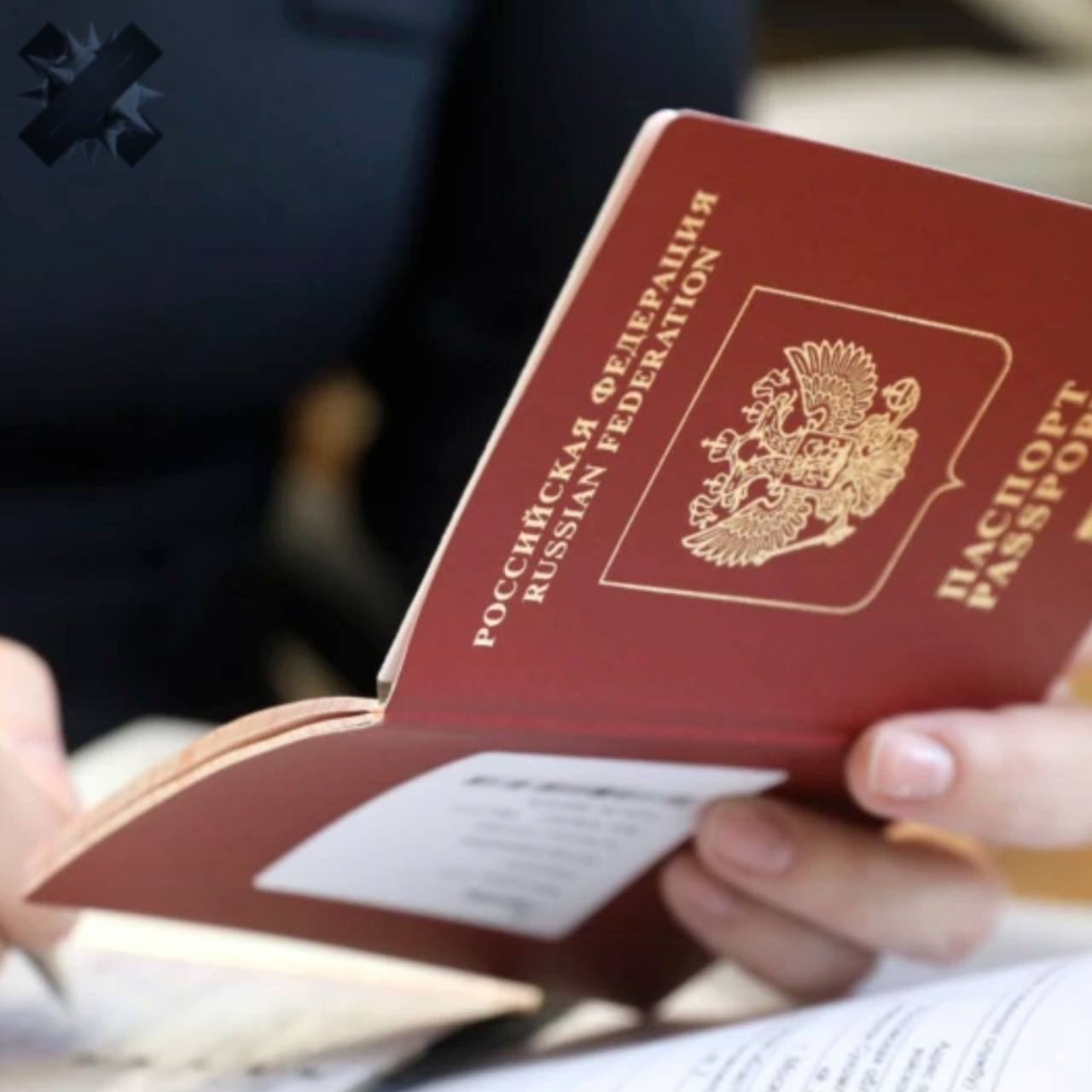 Россиян начнут штрафовать за жизнь без временной регистрации В Госдуме предупредили если человек живёт не по месту прописки больше 90 дней ему грозит штраф до 5 тысяч Наказание прилетит не только жильцам съёмных квартир но и собственникам которые их приютили Более того если человек прописан там где фактически не живёт такую регистрацию могут признать фиктивной А это уже уголовная история штраф до 500 тысяч или даже до 5 лет лишения свободы опять штрафы ни за что снимать жильё становится всё веселее НМШ