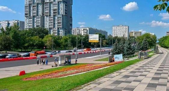 В Москве благоустройство Щелковского шоссе планируется завершить осенью Этой осенью в Москве планируют завершить благоустройство Щелковского шоссе, которое является одной из крупнейших вылетных магистралей столицы. Работы ведутся на участке от Комсомольской площади до МКАД протяженностью 8,9 километра. В сутки шоссе пропускает больше 22 тыс. автомобилей. Также будет обновлено покрытие около 150 000 кв. м тротуаров и свыше 450 000 кв. м дорог, убраны воздушные кабельные линии и смонтирована дополнительная система водостока.