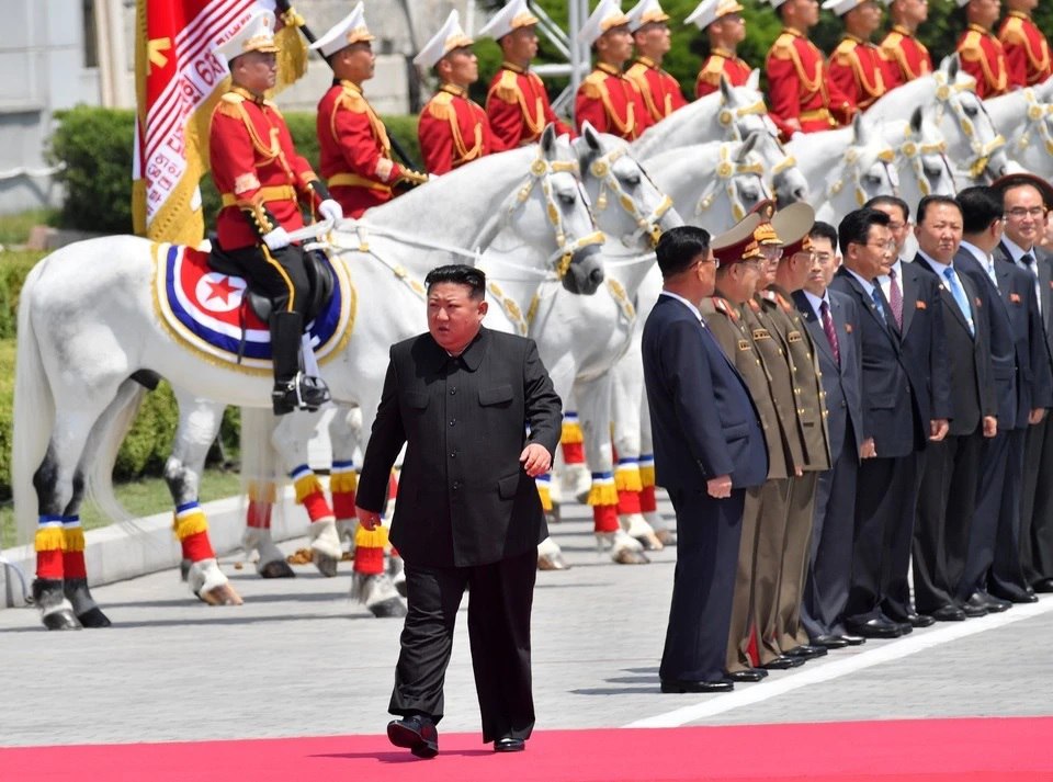 Ким Чен Ын отправил в отставку вице премьера КНДР на публичной церемонии Лидер КНДР Ким Чен Ын снял с поста вице премьера Ян Сын Хо во время церемонии на машиностроительном предприятии в Ренсоне Об этом сообщило ЦТАК Реалия нашей Родины идущей навстречу богатству и процветанию требует сильных первопроходцев и настоящих борцов тех кто неся на плечах сегодня приближает будущее говорится в материале Причиной отставки согласно заявлению лидера страны стала неспособность руководства провести реформы и модернизацию в отрасли Ким Чен Ын подчеркнул что необходимо избавляться от безответственных и пассивных чиновников к которым он отнес Ян Сын Хо Подписаться на truekpru Читать нас в MAX