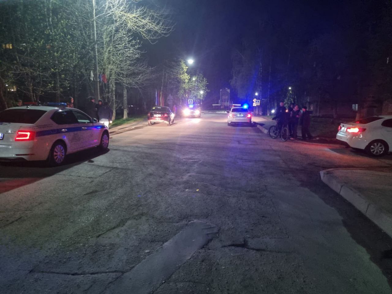Вечером в Чебоксарах мальчик-велосипедист попал под колеса "Приоры". На улице Совхозной 30-летний водитель сбил 7-летнего ребенка на проезжей части. Мальчик катался один, без родителей, на его одежде не было светоотражающих элементов. Ребенка на скорой увезли в больницу для обследования. Обстоятельства ДТП устанавливаются.
