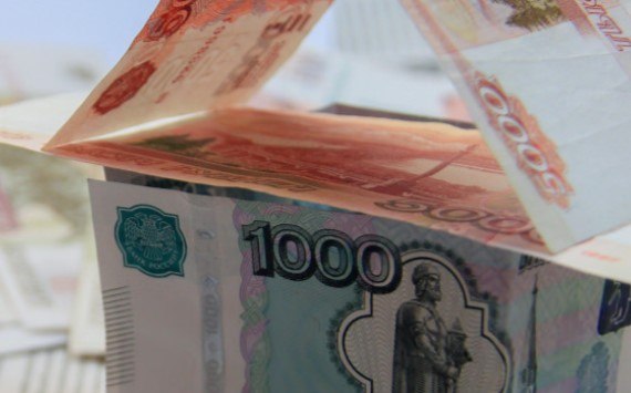 Эксперты Комсомольской правды рассказали о самых доходных инвестициях прошлого и текущего годов   globalmsk ru news id 77974 В 2025 году россияне вкладывали свои сбережения в различные инструменты доходность которых оказывалась неодинаковой Эксперты Комсомольской правды выяснили какие инвестиции были наиболее удачными в прошлом году а также рассказали как лучше сохранять и приумножать деньги в текущем В 2025 году самым эффективным инструментом вложения стали драгоценные металлы В прошлые периоды наибольшую популярность имело золото теперь равные с ним позиции занимают серебро палладий и платина Промышленные драгметаллы также не остались в стороне их стоимость повысилась Минусом такого вида вложений являются большие комиссии которые берут банки за свои услуги Разница между ценой приобретения и продажи может варьироваться в пределах 10 15 В результате реальная доходность снижается В прошлом году сильно укрепился российский рубль На его прочные позиции повлияла высокая ключева